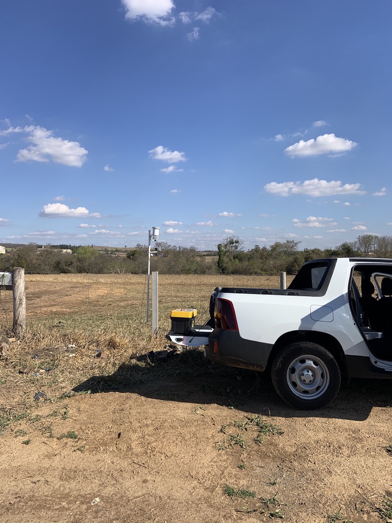 Base móvel SmartCompost em campo com estação meteorológica próxima