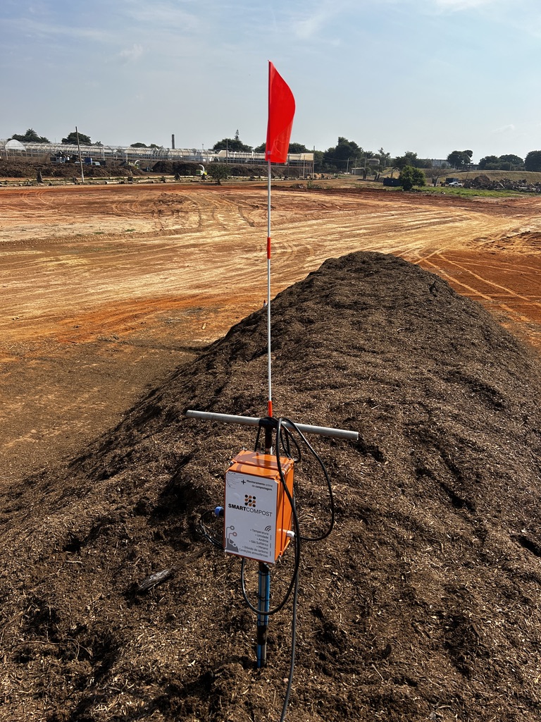 Sensor SmartCompost instalado em leira de compostagem com haste de sinalização