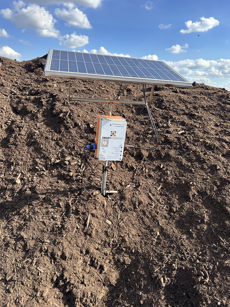 Equipamento SmartCompost com painel solar instalado sobre leira de compostagem