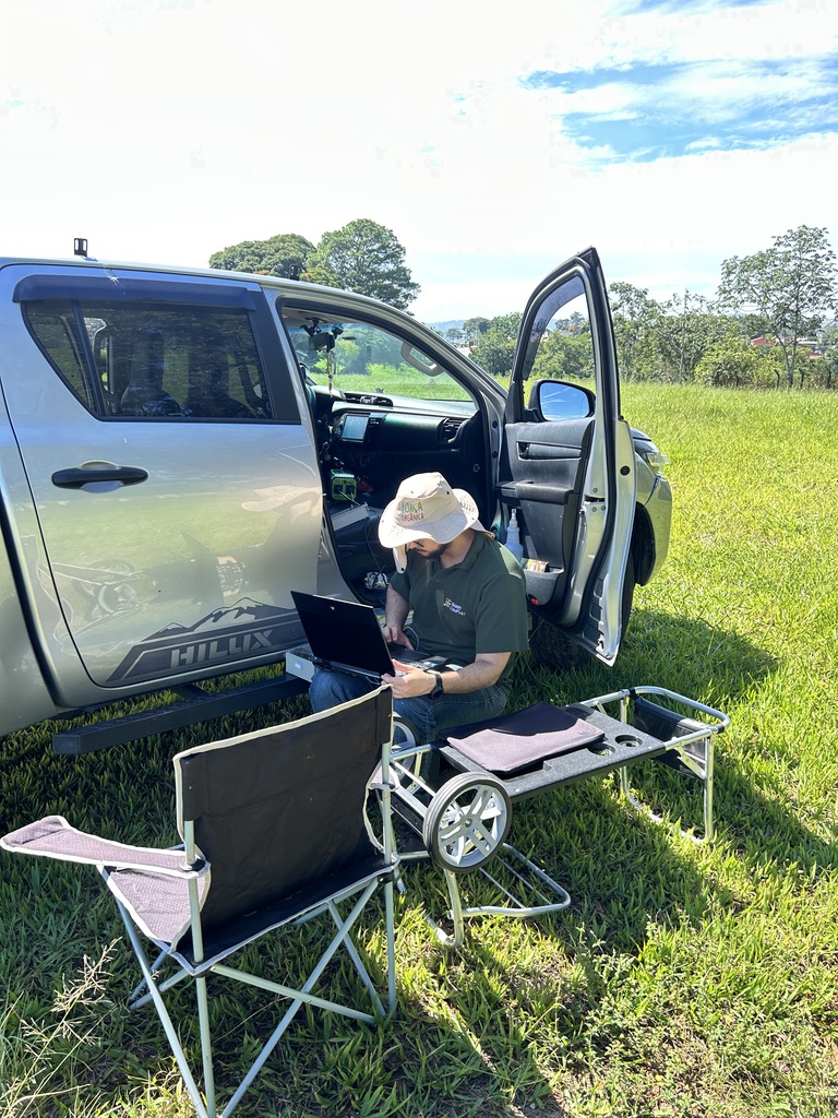 Técnico SmartCompost configurando monitoramento em campo com notebook