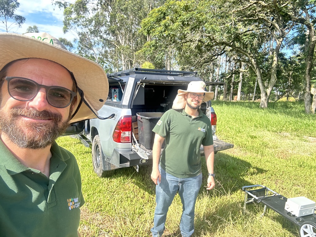 Equipe SmartCompost em campo com veículo e equipamentos de monitoramento