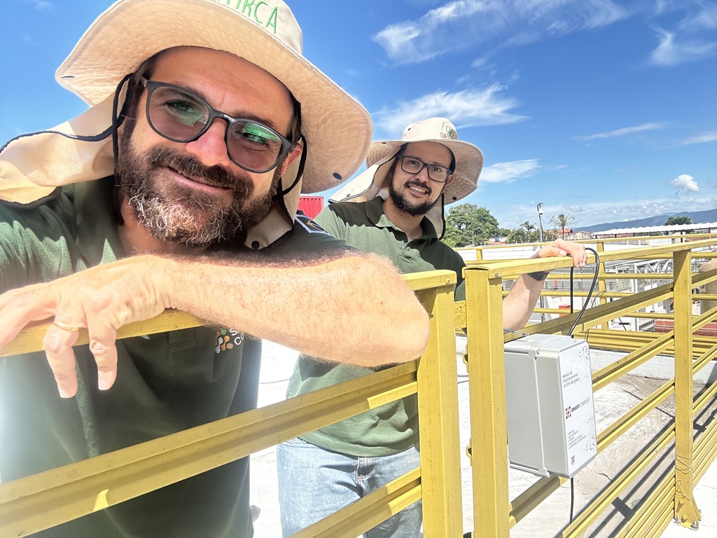 Equipe SmartCompost em ETE com ponto de monitoramento instalado