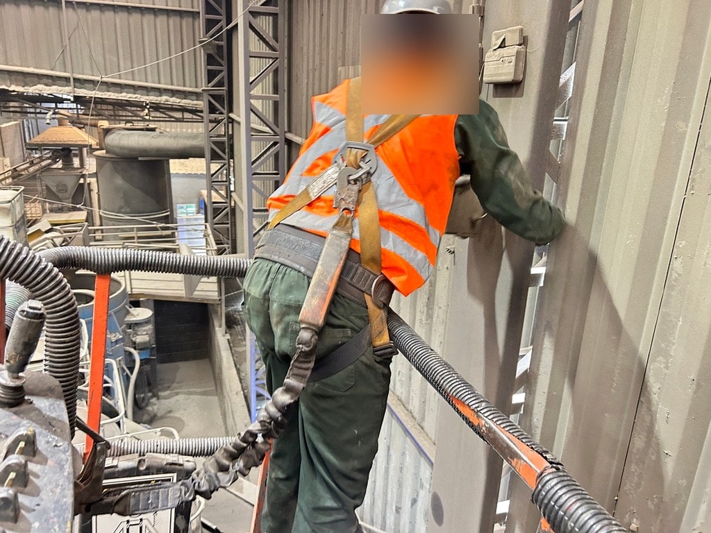 Equipe técnica em acesso de altura dentro de unidade industrial