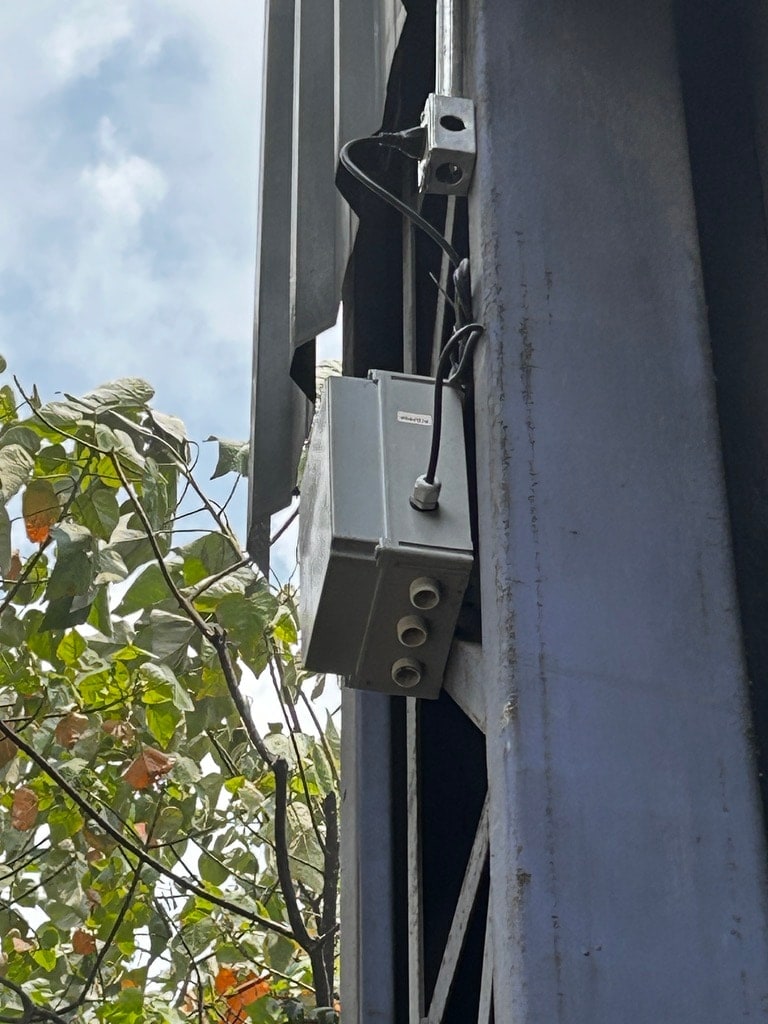 Sensor SmartCompost instalado em estrutura metálica industrial