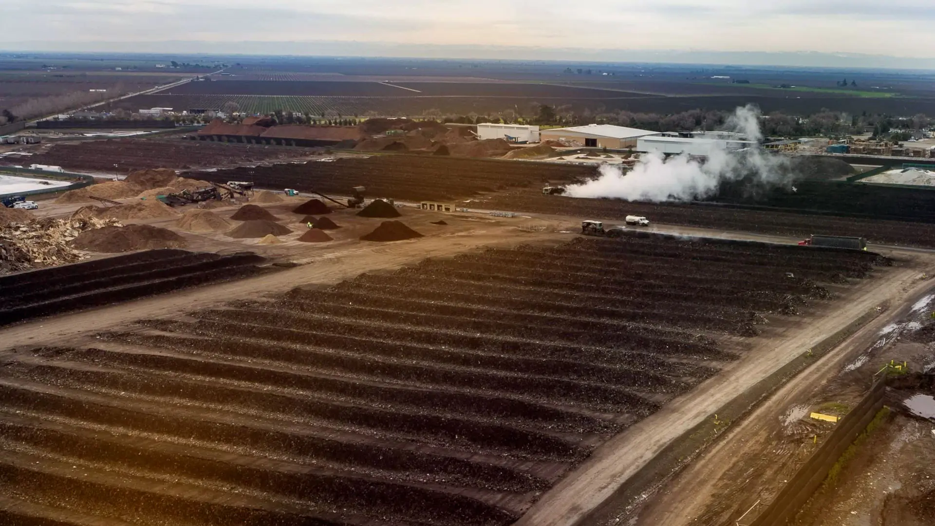 Leiras de compostagem vistas do alto em operação industrial