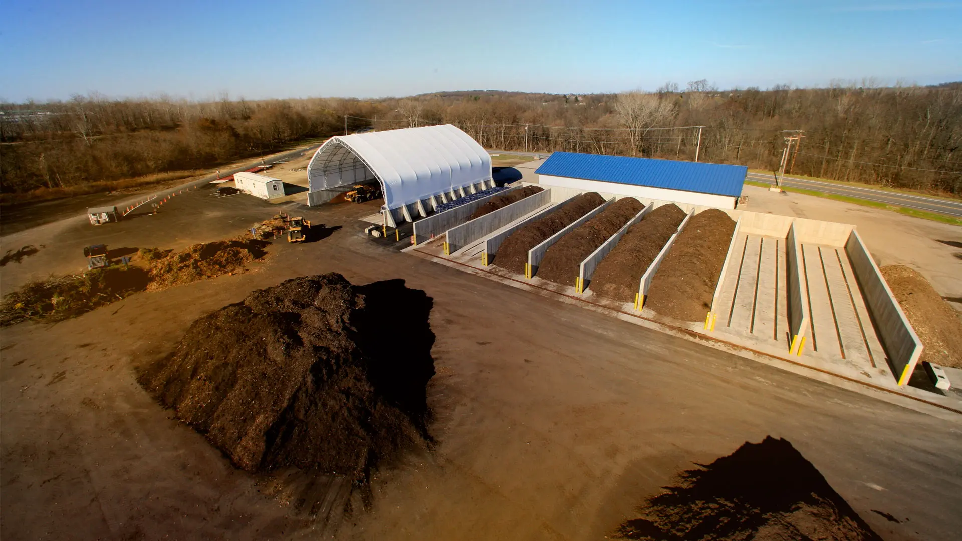 Vista aérea de planta de compostagem com leiras monitorada pela SmartCompost