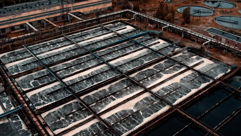 Autuação Ambiental por Mau Cheiro em ETEs: O Que Fazer e Como a Gestão Baseada em Dados Garante a Sua Defesa